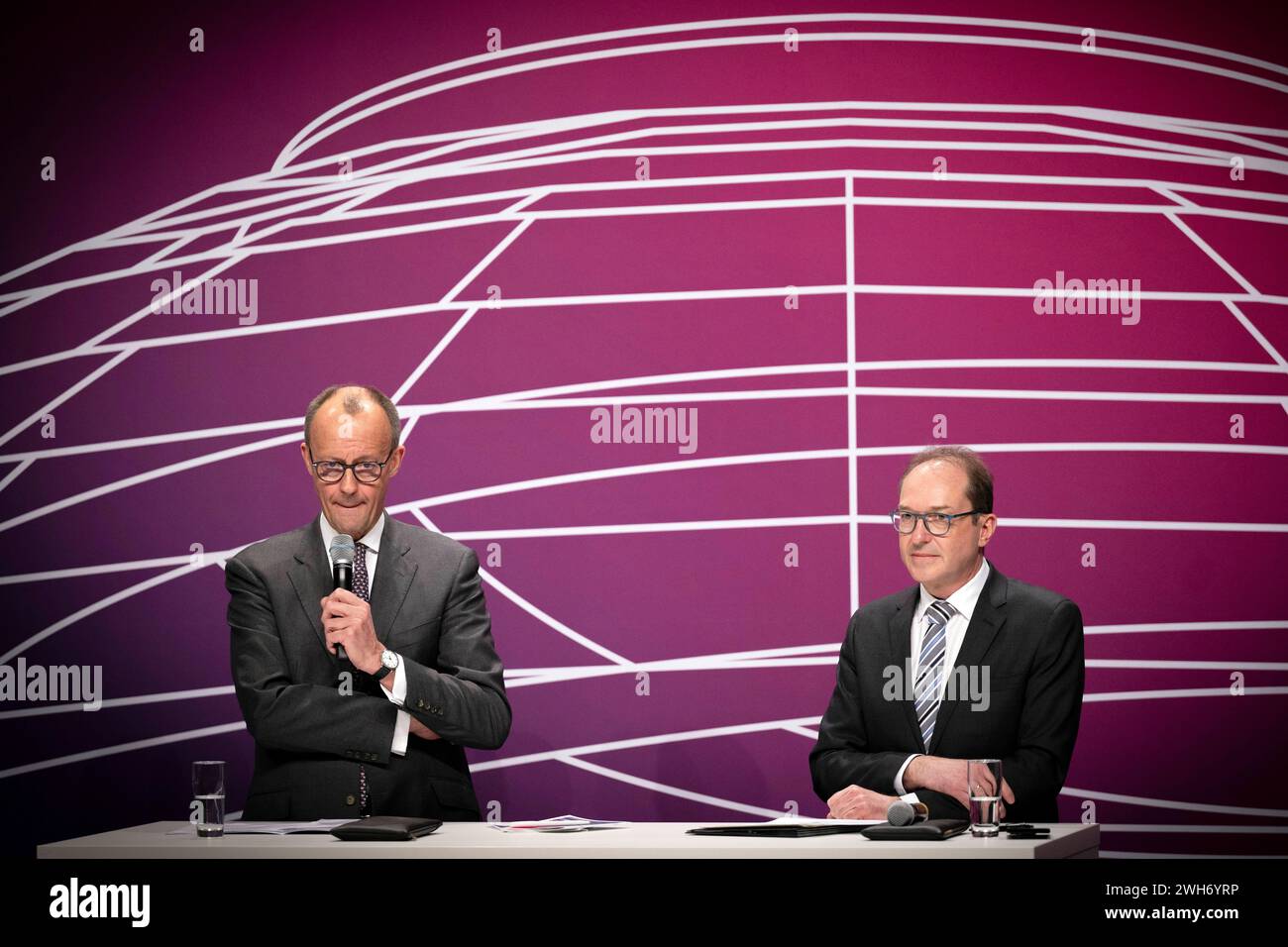 Alexander Dobrindt, Friedrich Merz DEU, Deutschland, Germania, Berlino, 01.02.2024 Alexander Dobrindt , Vorsitzender der CSU Landesgruppe im Deutschen Bundestag , und Friedrich Merz , Fraktionsvorsitzender der CDU/CSU und Vorsitzender der CDU links, beim Kongress Wirtschaftsgipfel der CDU CSU Fraktion zum Thema Wirtschaftswende fuer Deutschland im Foyer vom Paul-Loeschland-Haus Berlin: Alexander Dobrindt, presidente del gruppo regionale CSU nel Bundestag tedesco, e Friedrich Merz , leader del gruppo parlamentare CDU/CSU e presidente della CDU, hanno lasciato la somma economica del congresso Foto Stock