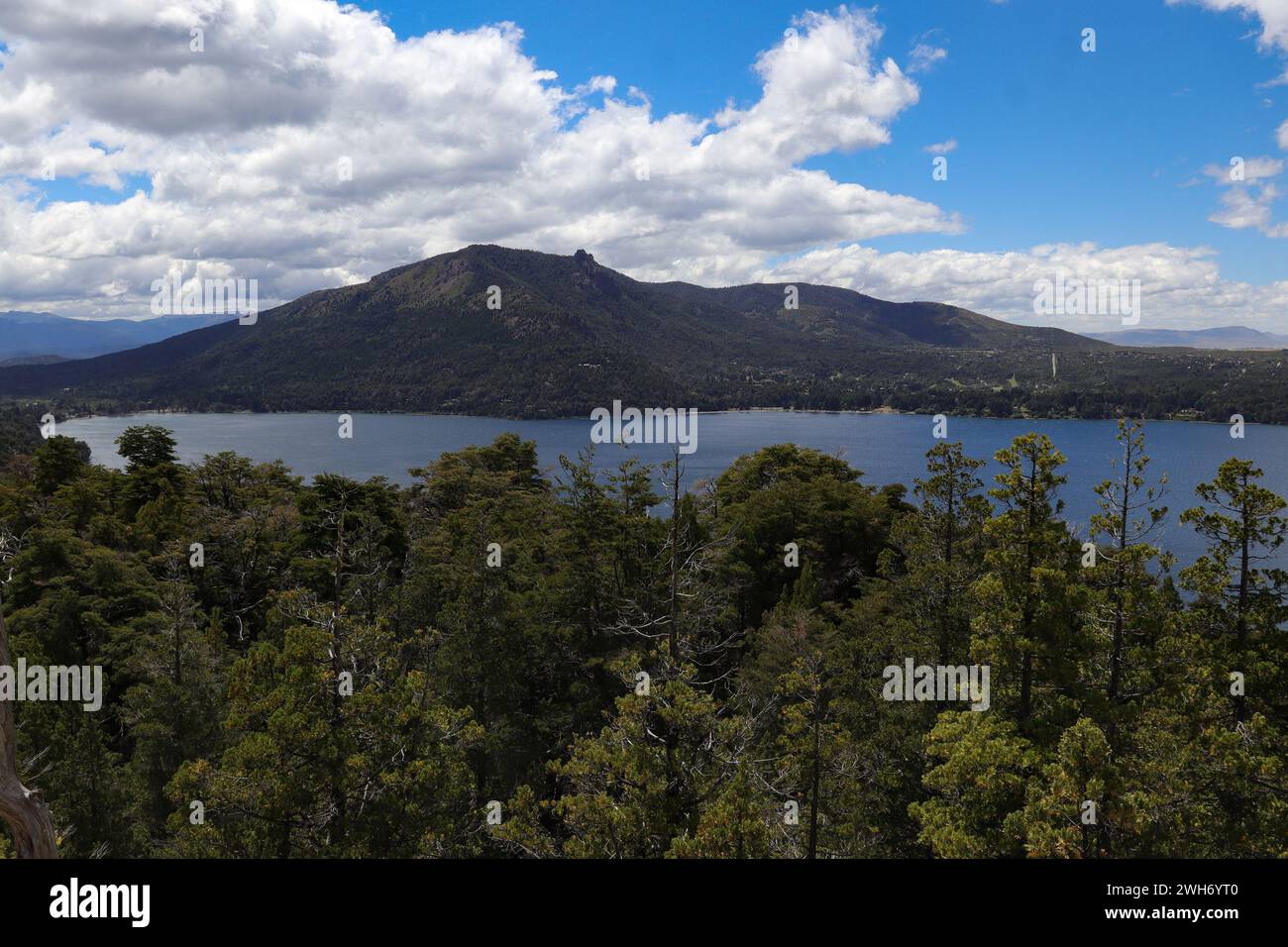 Bariloche, Argentina, 8 febbraio 2023, Vista del lago Nahuel Huapi nella città di Bariloche, all'interno del Parco Nazionale. (Foto: Néstor J. Beremblum) Foto Stock