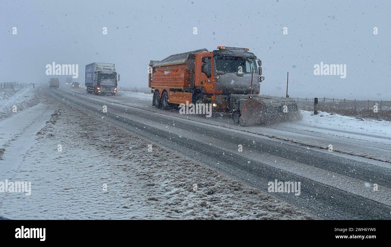 Spazzaneve sul Woodhead Pass, vicino a Dunford Bridge, South Yorkshire. In alcune parti dell'Inghilterra e del Galles sono previsti fino a 25 cm di neve, poiché il Met Office ha emesso avvisi meteorologici e ha avvertito di disagi durante il viaggio. Data foto: Giovedì 8 febbraio 2024. Foto Stock