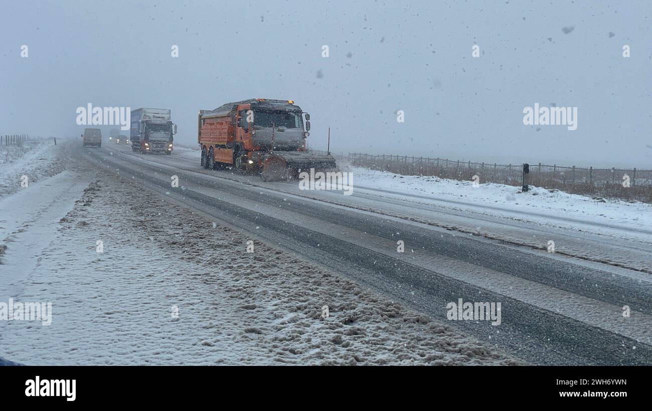 Spazzaneve sul Woodhead Pass, vicino a Dunford Bridge, South Yorkshire. In alcune parti dell'Inghilterra e del Galles sono previsti fino a 25 cm di neve, poiché il Met Office ha emesso avvisi meteorologici e ha avvertito di disagi durante il viaggio. Data foto: Giovedì 8 febbraio 2024. Foto Stock