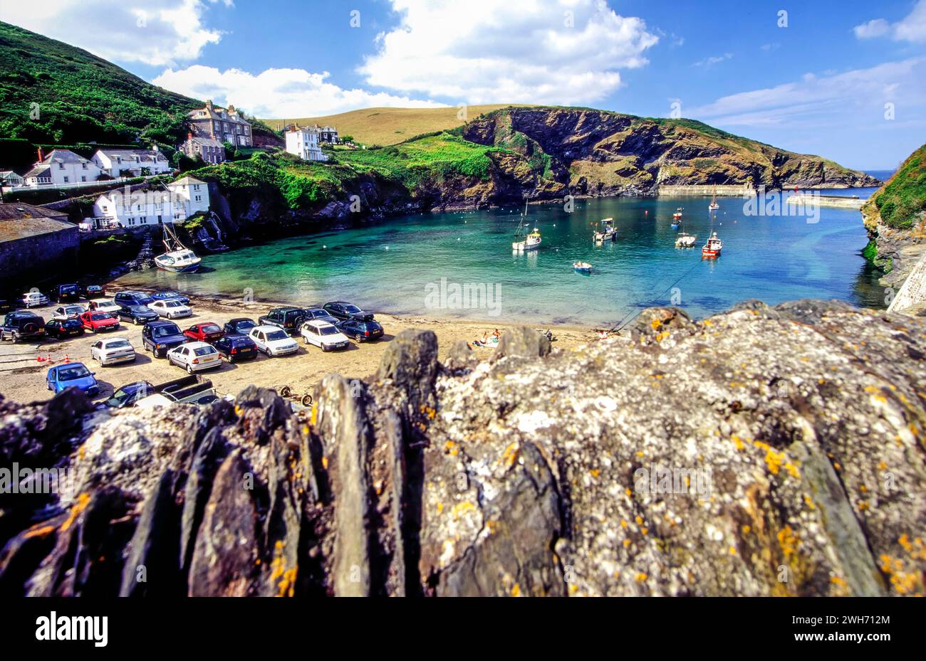 Parcheggio auto presso la spiaggia di Port Isaac, Cornovaglia, Inghilterra, Regno Unito, Europa, 2001 Foto Stock