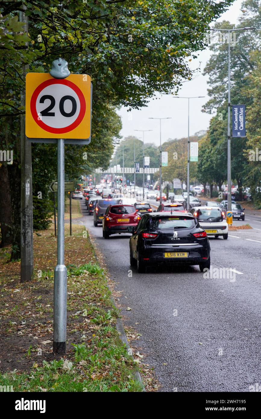 Nuove indicazioni per il limite di velocità di 20 km/h su Western Avenue A48 a Cardiff. Galles Regno Unito il governo gallese impose una velocità predefinita di 20 mph in Galles il 17 settembre Foto Stock