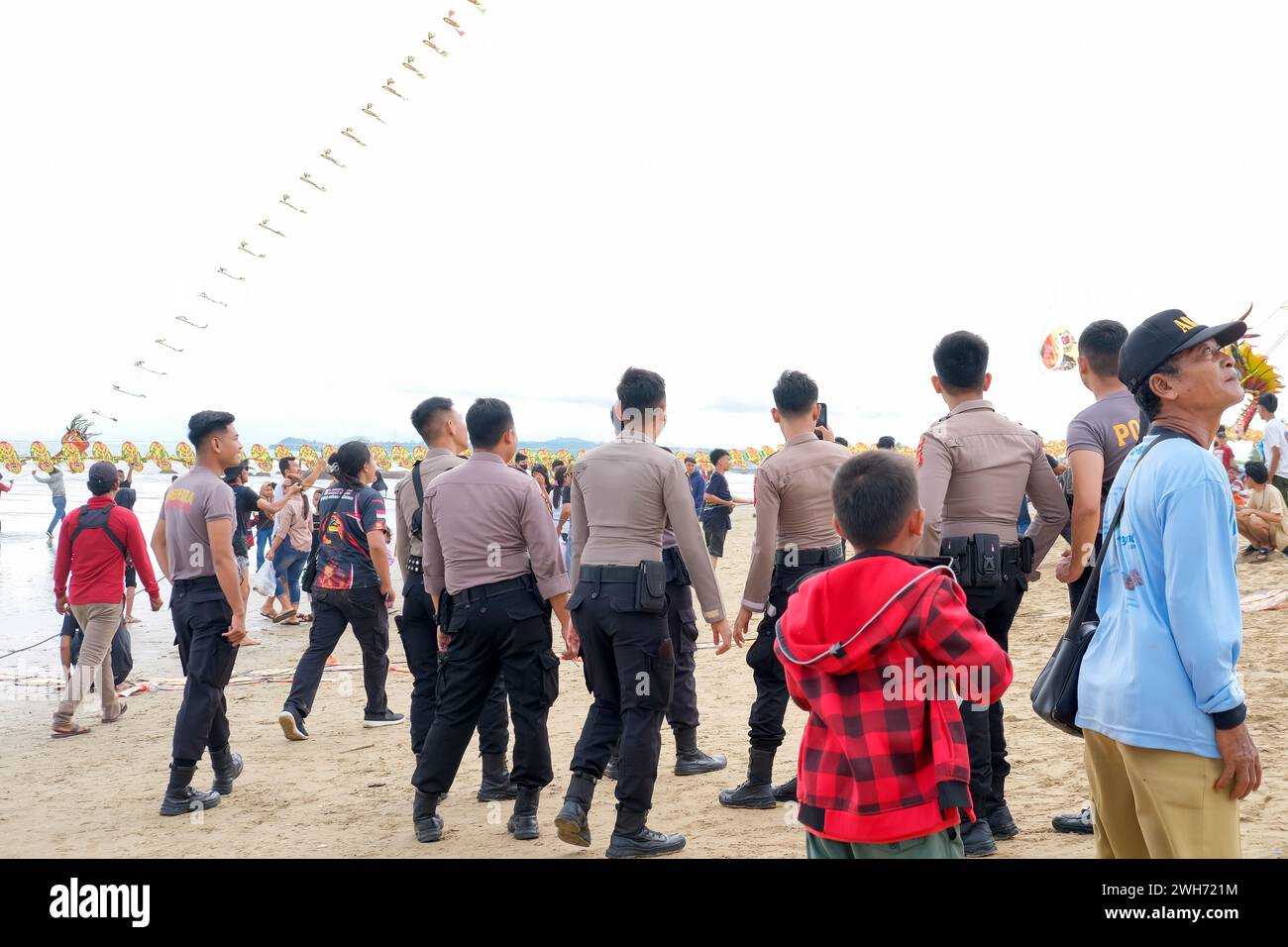 Lampung, Indonesia - 10 settembre 2022: Truppe di polizia che assicurano il tradizionale Festival degli aquiloni, il concorso creativo degli aquiloni, attrazioni turistiche Foto Stock