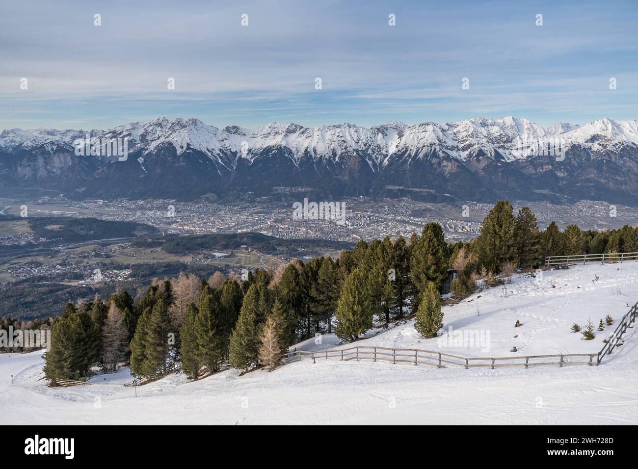 06.02.2024 / Blick vom Patscherkofel nach Innsbruck im Winter, Inntal, Tirol Österreich / Skigebiet in Österreich / im Hintergrund: Nordkette *** 06 02 2024 Vista da Patscherkofel a Innsbruck in inverno, Inntal, Tyrol Austria Ski Resort in Austria sullo sfondo Nordkette Foto Stock