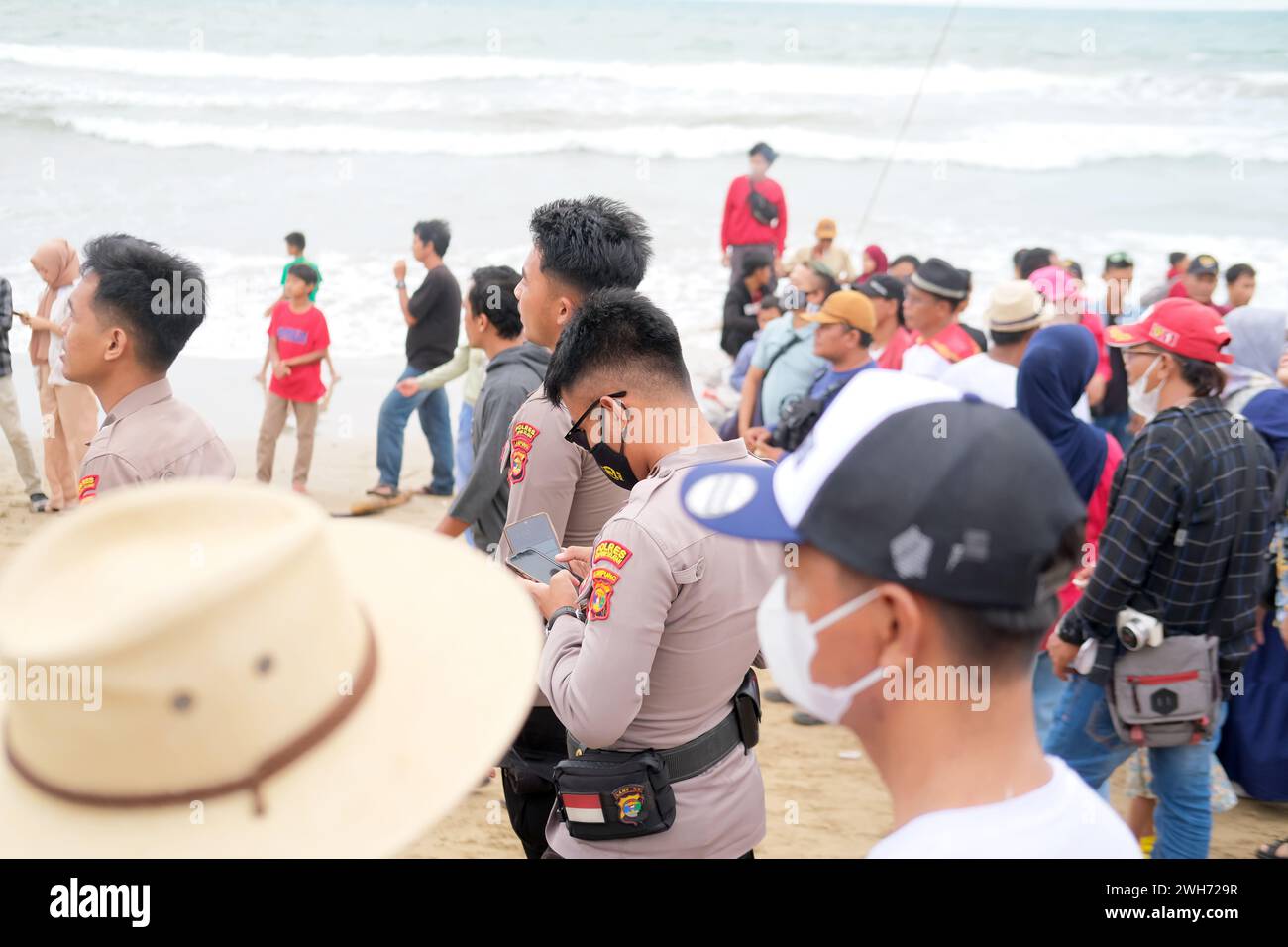 Lampung, Indonesia - 10 settembre 2022: Festival degli aquiloni tradizionali, un'unità di polizia di sicurezza per il festival annuale degli aquiloni che si tiene sulla spiaggia Foto Stock