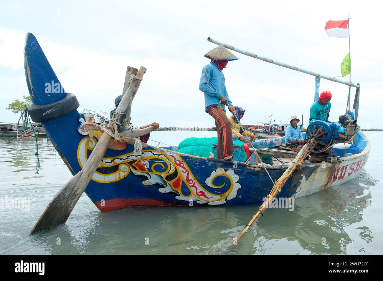 Lampung, Indonesia, 7 ottobre 2022: La "Payang Boat" è utilizzata come peschereccio dai pescatori locali indonesiani. La barca da pesca va in mare Foto Stock