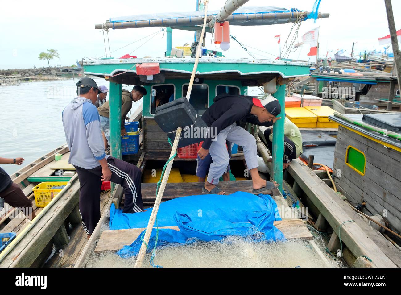 Lampung, Indonesia, 7 ottobre 2022: I pescatori o i membri dell'equipaggio selezionano il pesce in un cesto che è stato appena catturato e sarà pesato. Foto Stock