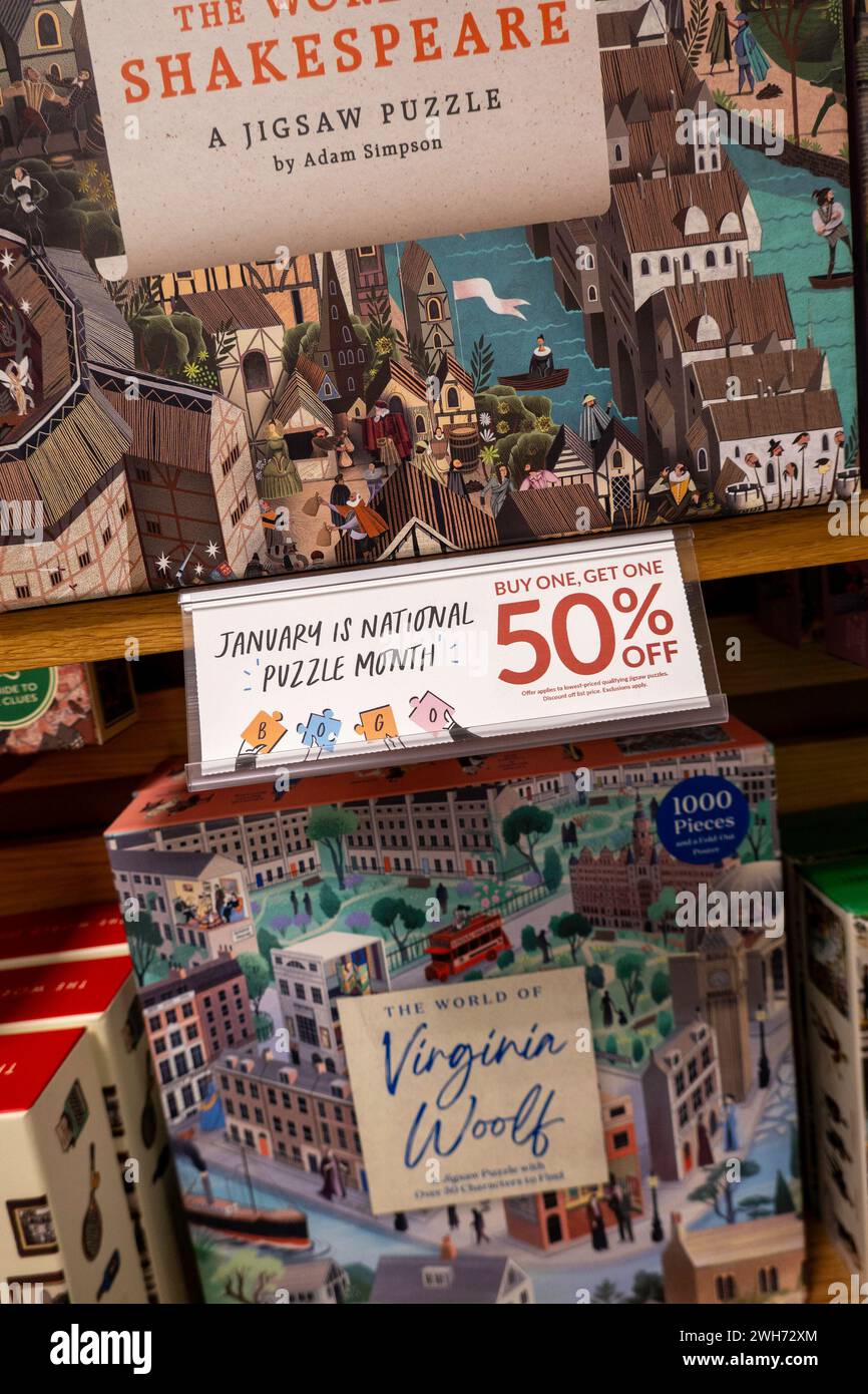 Barnes & Noble Booksellers sulla Fifth Avenue a New York City ha una vasta selezione di puzzle, 2024, USA Foto Stock