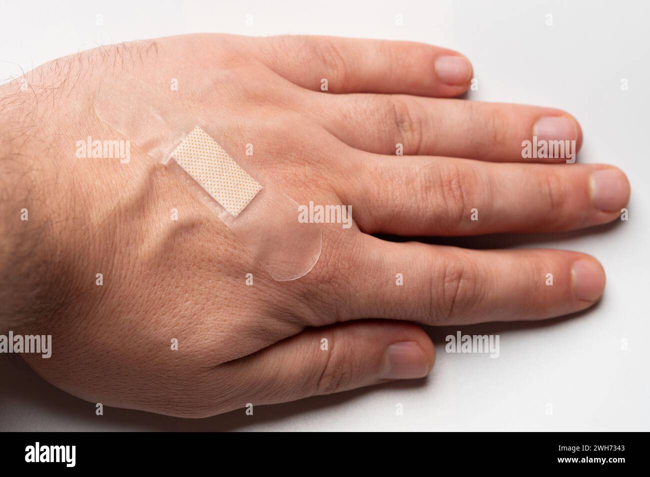 Adesivo trasparente sulla mano umana vista ravvicinata Foto Stock