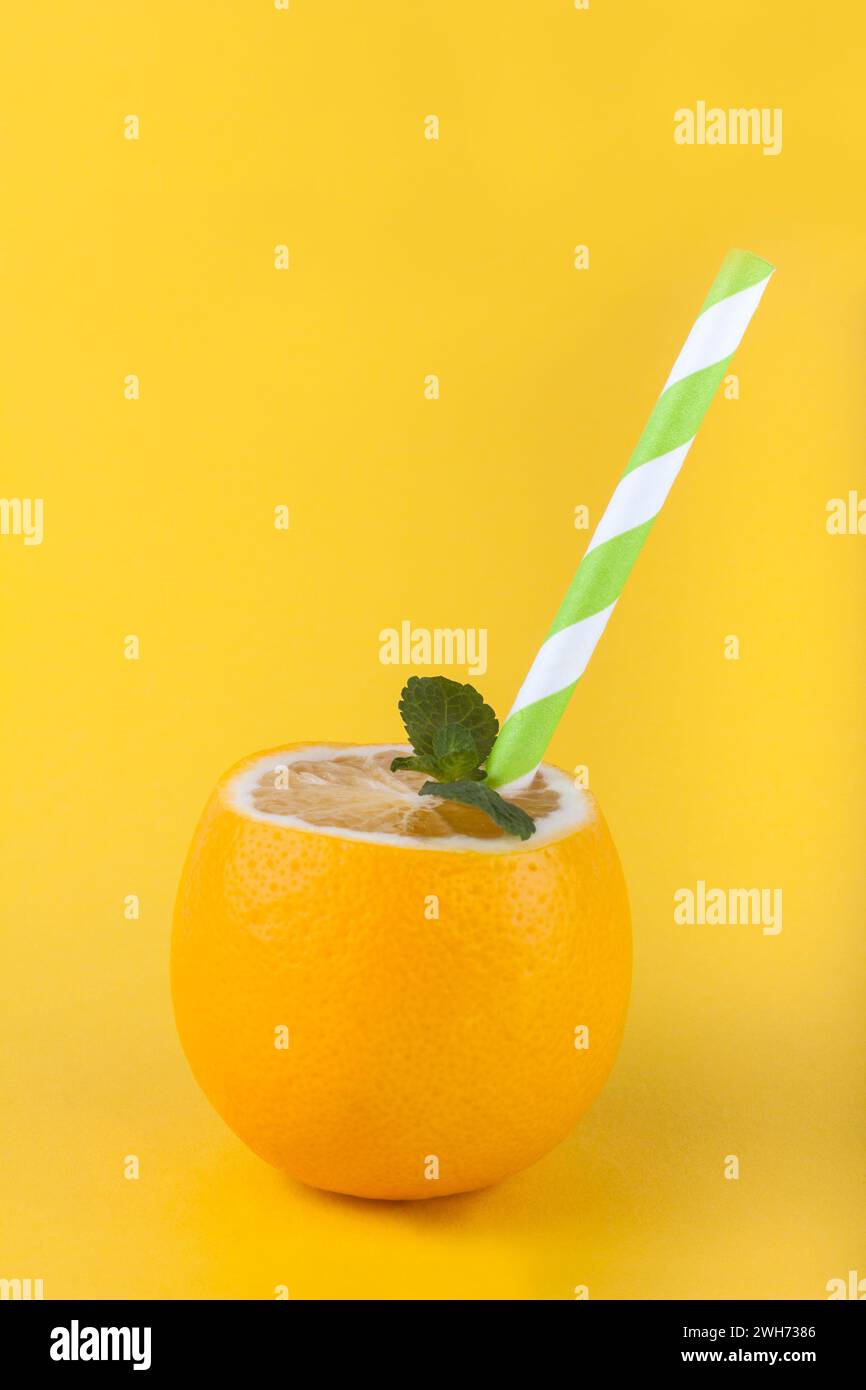 Limone con cannuccia da bere su sfondo giallo Foto Stock