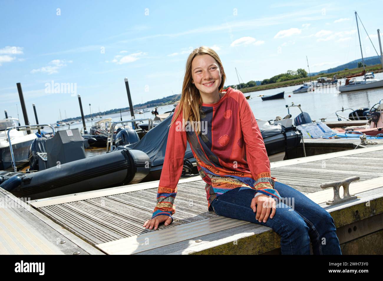 Katie McCabe di 14 anni è la persona più giovane a navigare da sola lungo le coste della Gran Bretagna 2021 . Nella foto a Topsham Quay nel Devon Foto Stock