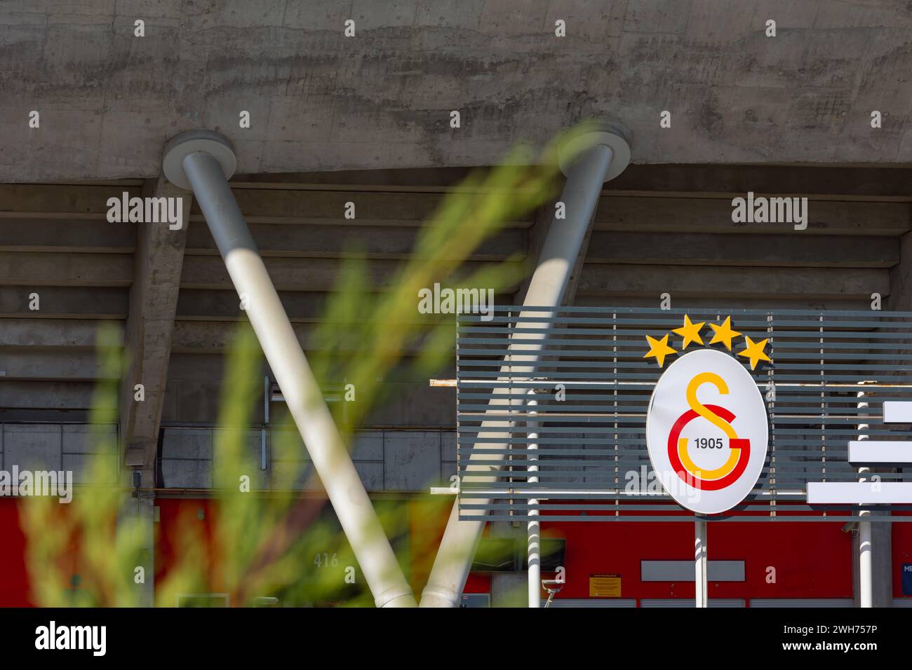 Logo della squadra del Galatasaray sulle pareti dello stadio. Istanbul, Turkiye - 10.28.2023 Foto Stock