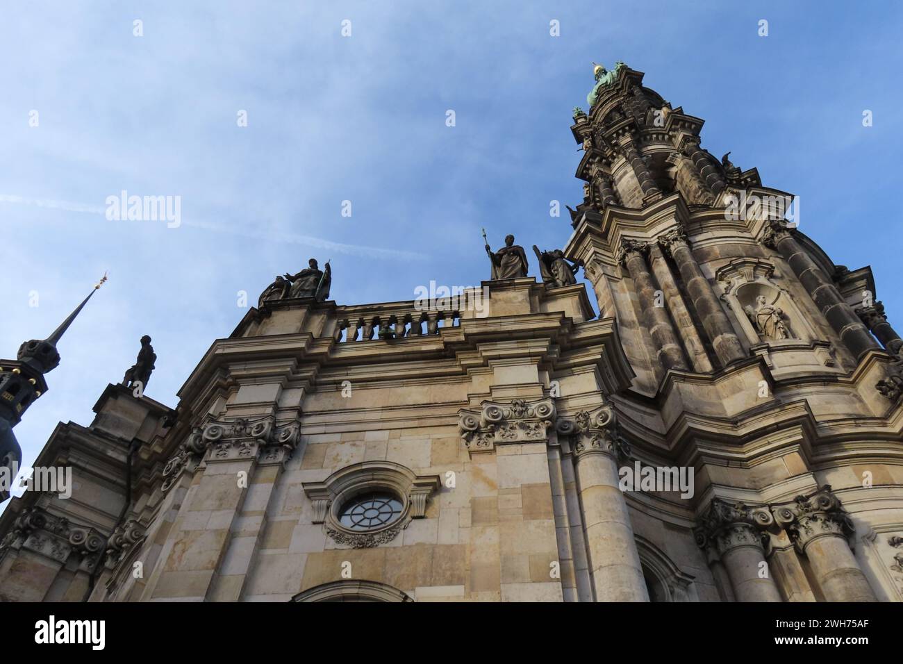 La cattedrale cattolica "Hofkirche" di Dresda con il cielo blu Foto Stock