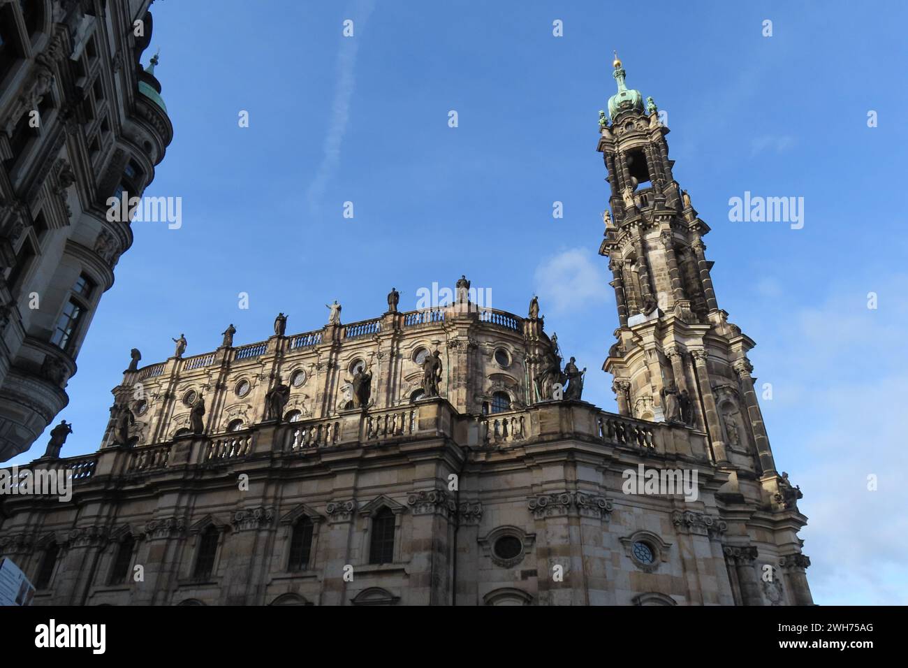 La cattedrale cattolica "Hofkirche" di Dresda con il cielo blu Foto Stock