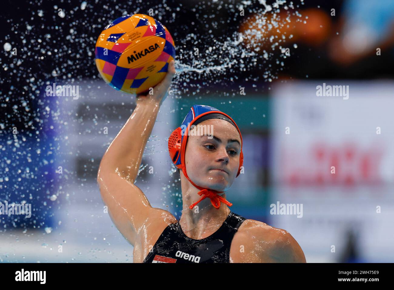 Doha, Qatar. 8 febbraio 2024. DOHA, QATAR - 8 FEBBRAIO: Brigitte Sleeking dei Paesi Bassi controlla la palla durante la partita di pallanuoto femminile tra Brasile e Paesi Bassi ai Campionati mondiali di acquatics di Doha 2024 all'Aspire Dome l'8 febbraio 2024 a Doha, Qatar. (Foto di MTB-Photo/BSR Agency) credito: BSR Agency/Alamy Live News Foto Stock