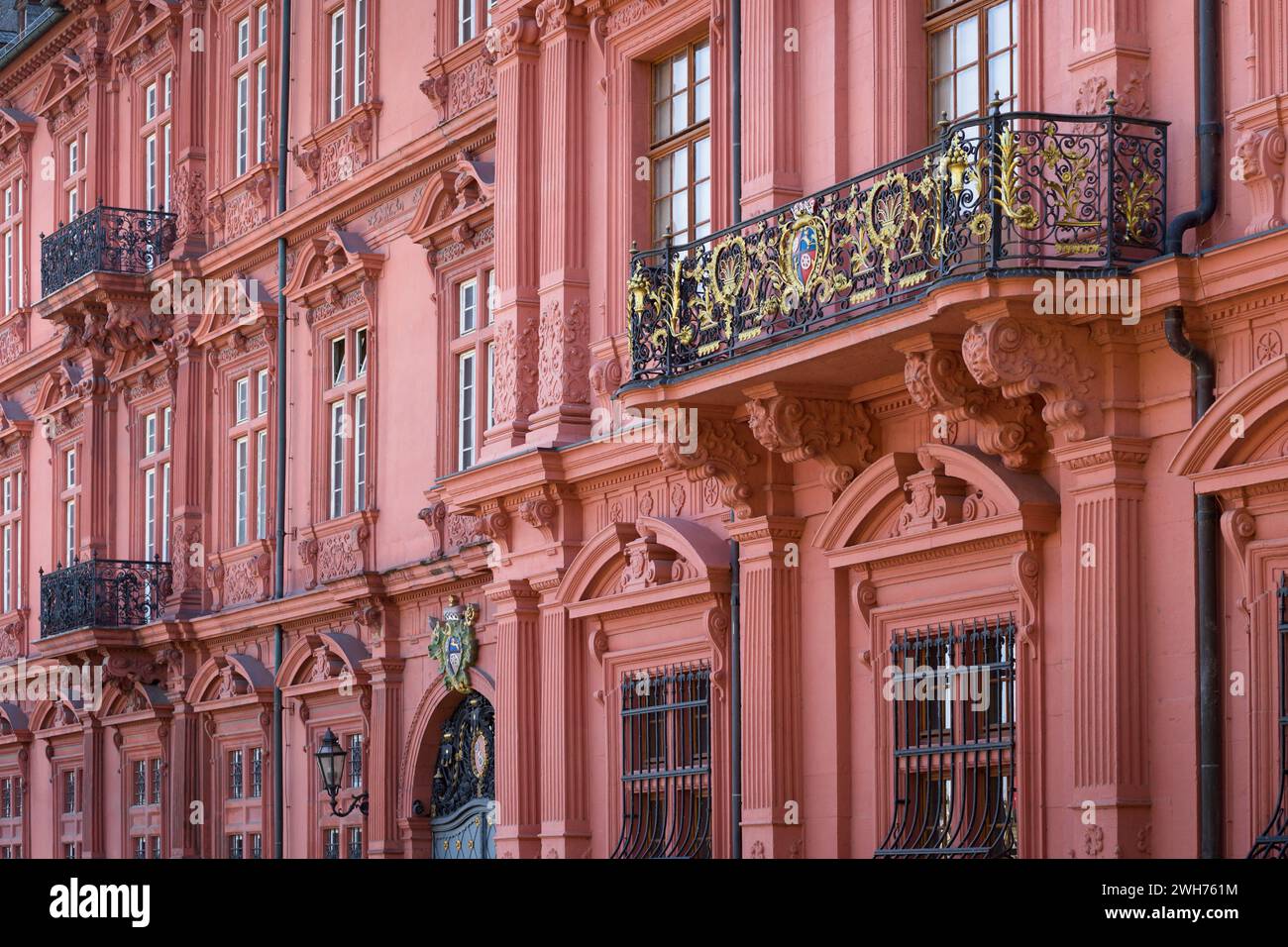 Il Kurfürstliches Schloss zu Mainz, o Palazzo elettorale, Mainz, uno storico edificio rinascimentale tedesco del 1600, dettaglio della facciata. Foto Stock