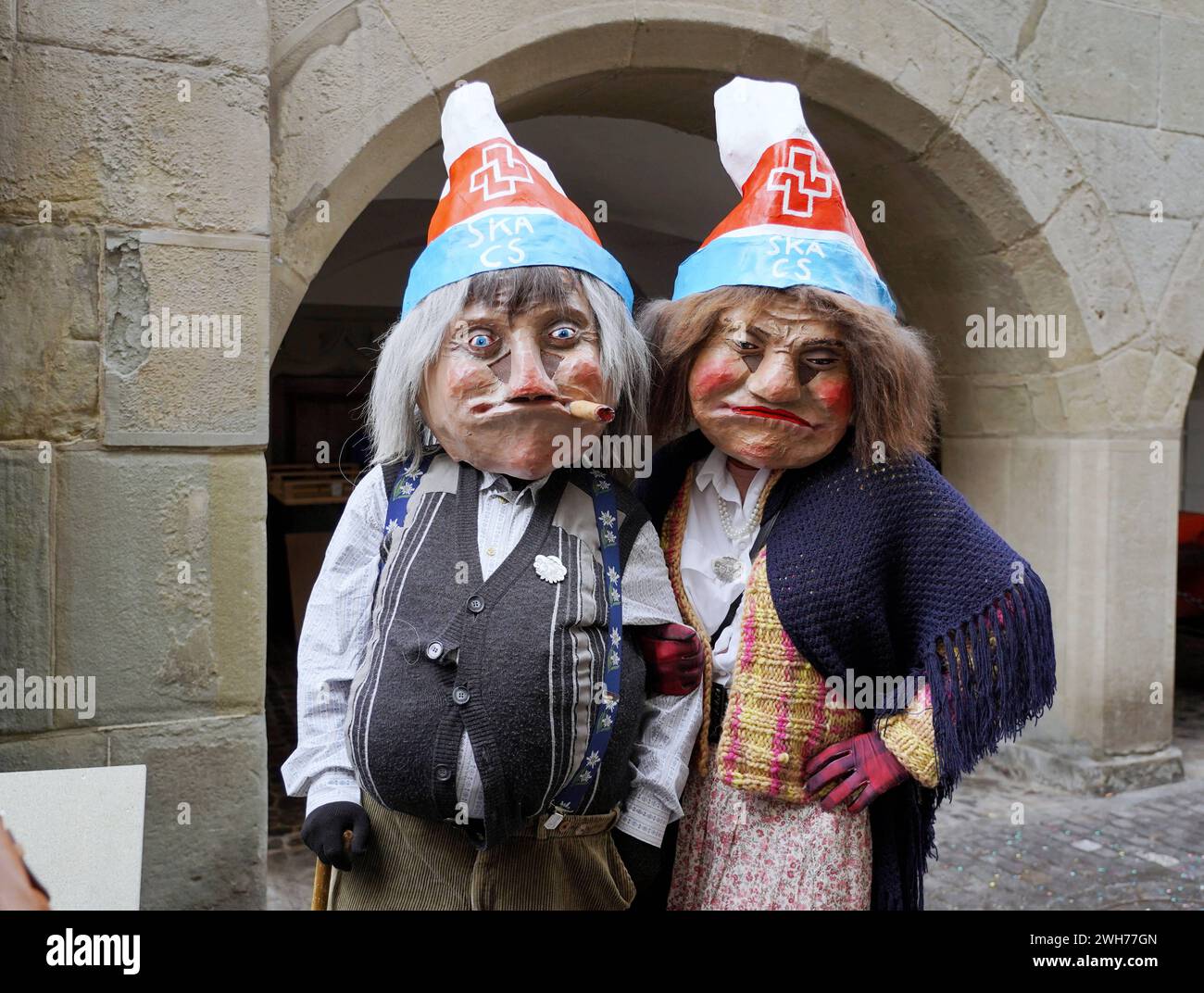 Anton Geisser 08.02.2024 Schweiz, Schmutziger Donnerstag. Luzerner Fasnacht, Bild : Fasnaechtler mit stilvollen Kleider und Muetzen der Ex Bank SKA Schweizer Kredit Anstalt *** Anton Geisser 08 02 2024 Svizzera, Schmutziger Donnerstag Luzerner Fasnacht, foto Fasnaechtler con abiti eleganti e cappelli dell'ex banca SKA Schweizer Kredit Anstalt Foto Stock