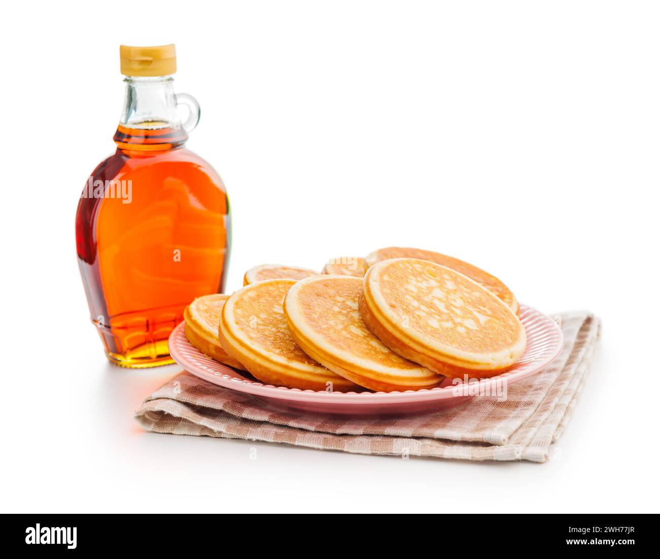 Pancake e sciroppo d'acero in bottiglia isolato sul dorso bianco. Foto Stock