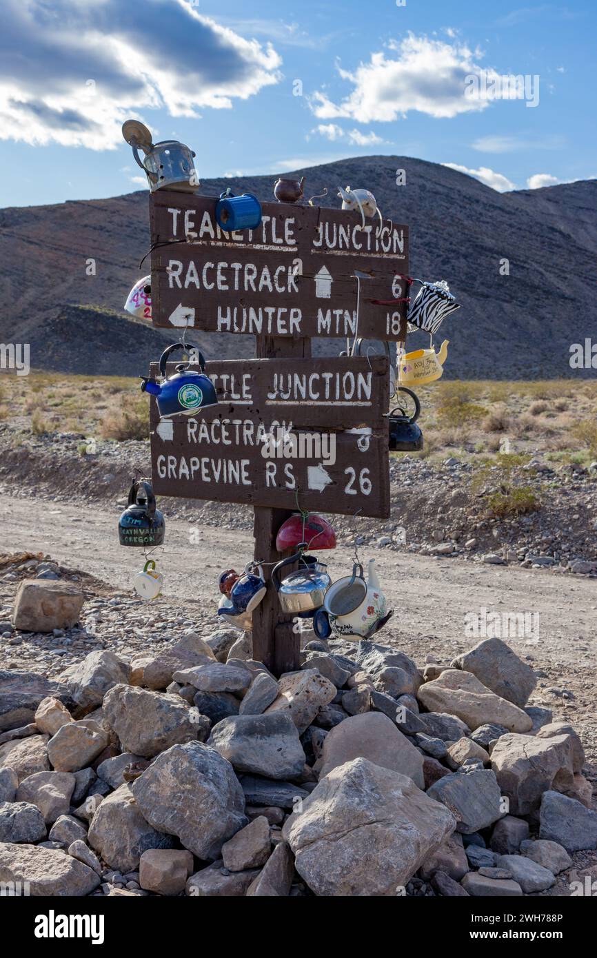 Il cartello stradale per Teakettle Junction, coperto di bollitori di tè, nel Death Valley National Park, Mojave Desert, California. Foto Stock