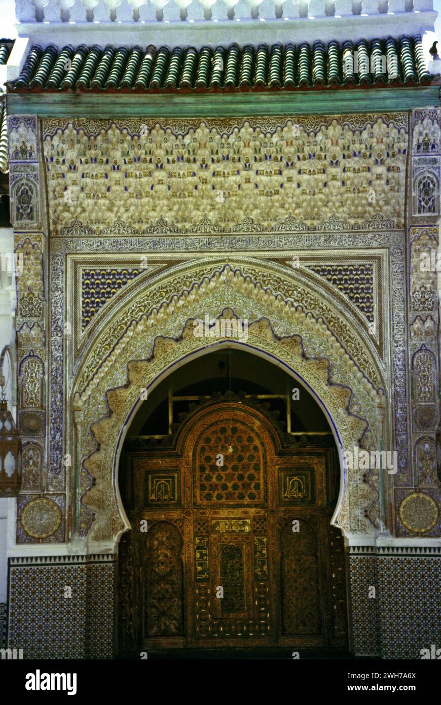 FES Morocco University of al-Qarawiyying (Kairaouine) e Mosque Doorway fondata nel IX secolo da Fatima al-Fihri più antica usava continuamente più in alto Foto Stock