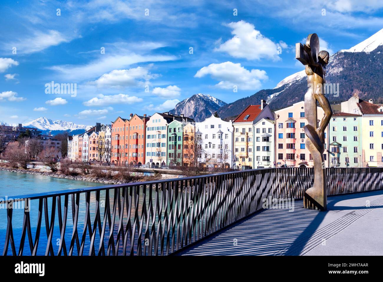Paesaggio urbano del centro di Innsbruck con belle case, locanda sul fiume e ponte sul fiume con sculture, Alpi tiroliane, Austria, Europa Foto Stock