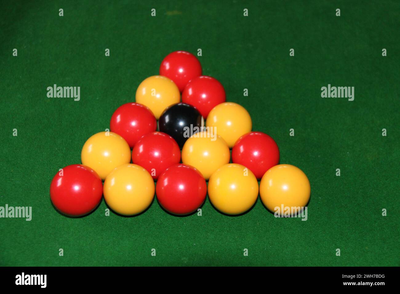 Modello di triangolazione di una serie di palline da piscina. Foto Stock