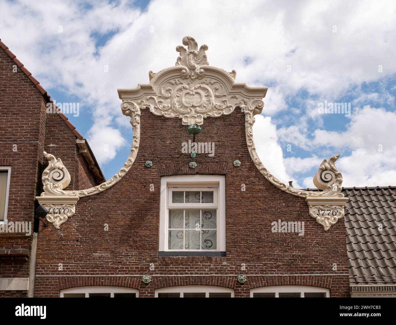 Edificio con campanello decorato con sculture nella città vecchia di Lemmer, Frisia, Paesi Bassi Foto Stock