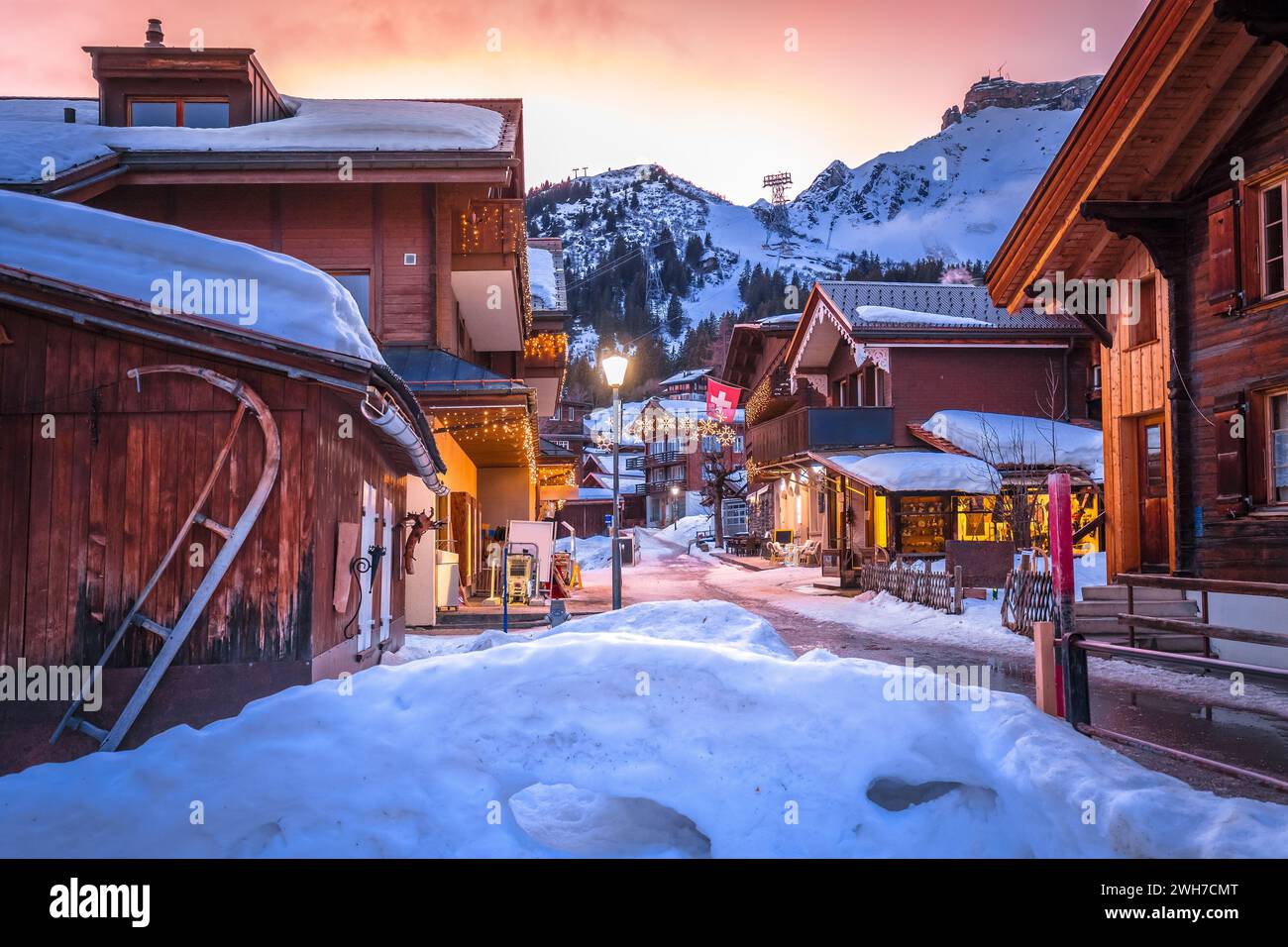 Idilliaco villaggio alpino di Murren Street, vista al tramonto, regione svizzera dell'Oberland Berner Foto Stock