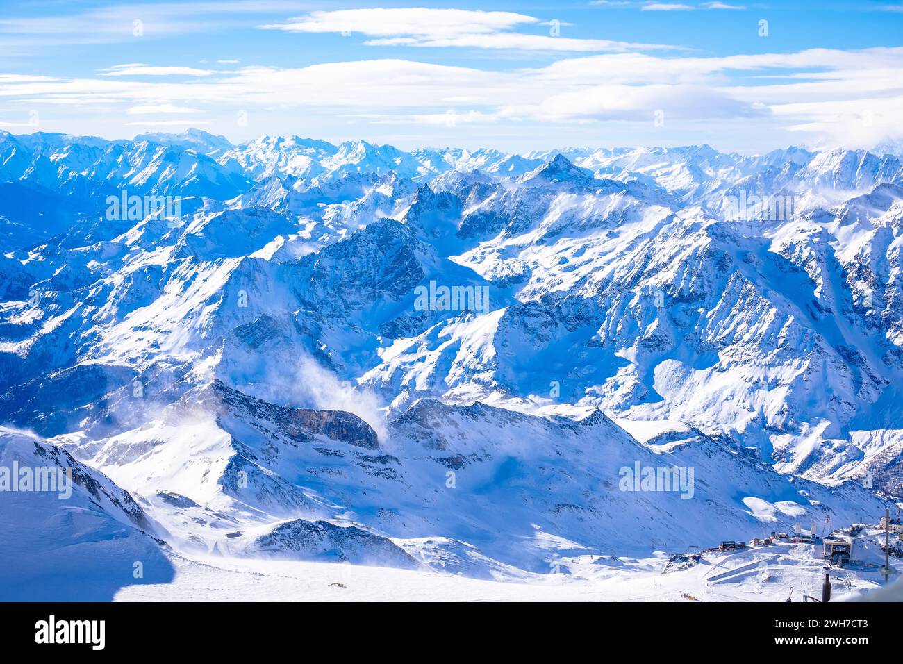 Le cime innevate delle Alpi si affacciano dal piccolo Cervino, confine tra Italia e Svizzera Foto Stock