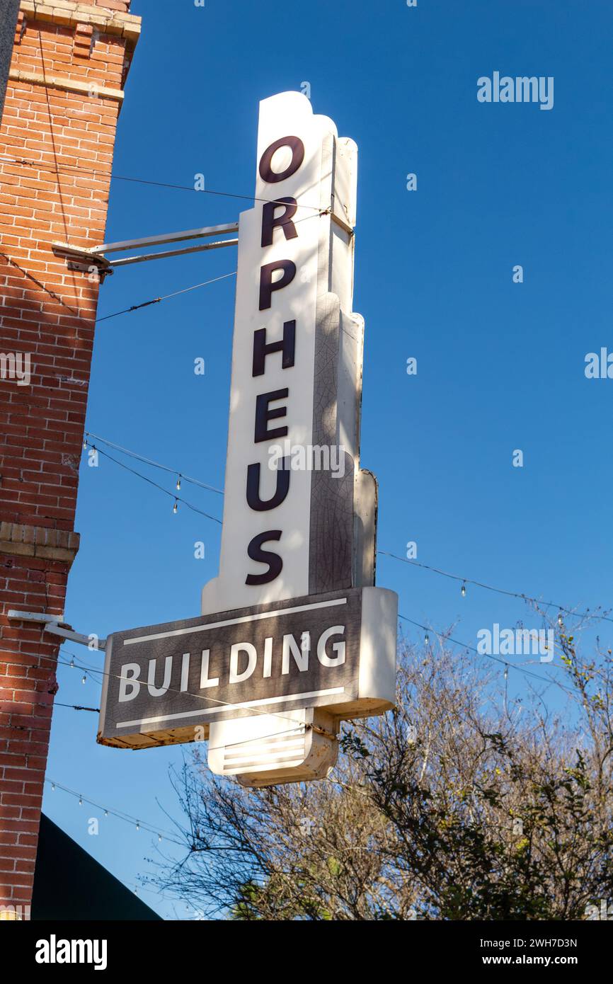 Insegna bianca con lettere nere, in stile art deco, per l'Orpheus Building di Harlingen, Texas, USA. Foto Stock