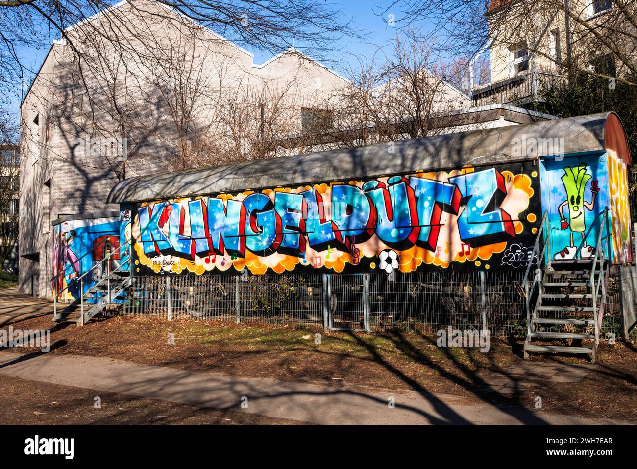 Graffiti su una vecchia carrozza ferroviaria al parco Klingelpuetz, Colonia, Germania. Graffiti auf einem alten Eisebahnwagon am Klingelpuetzpark, Koeln, Deutsc Foto Stock