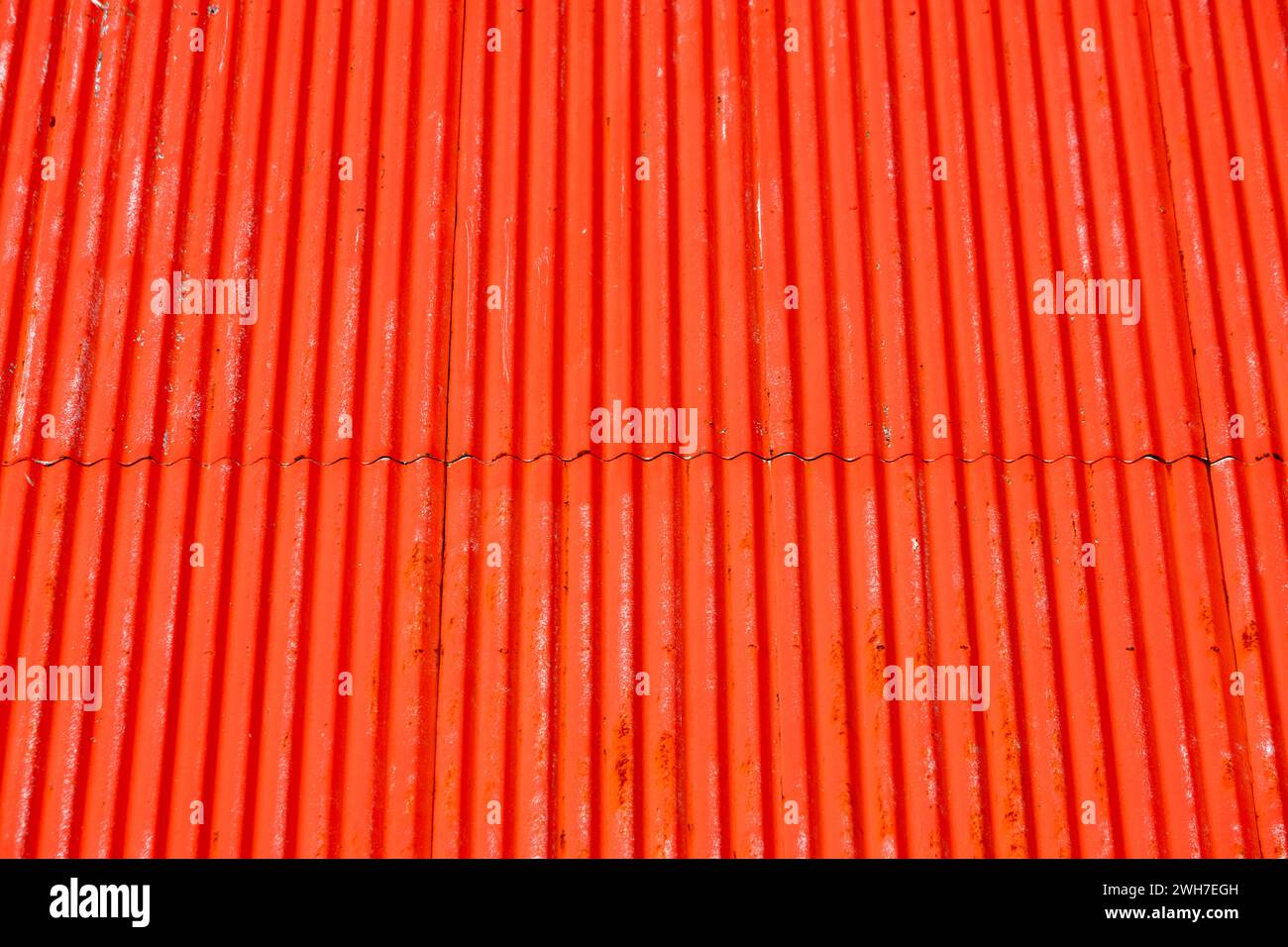 Tetto in metallo ondulato dipinto di rosso in un edificio agricolo in Islanda Foto Stock