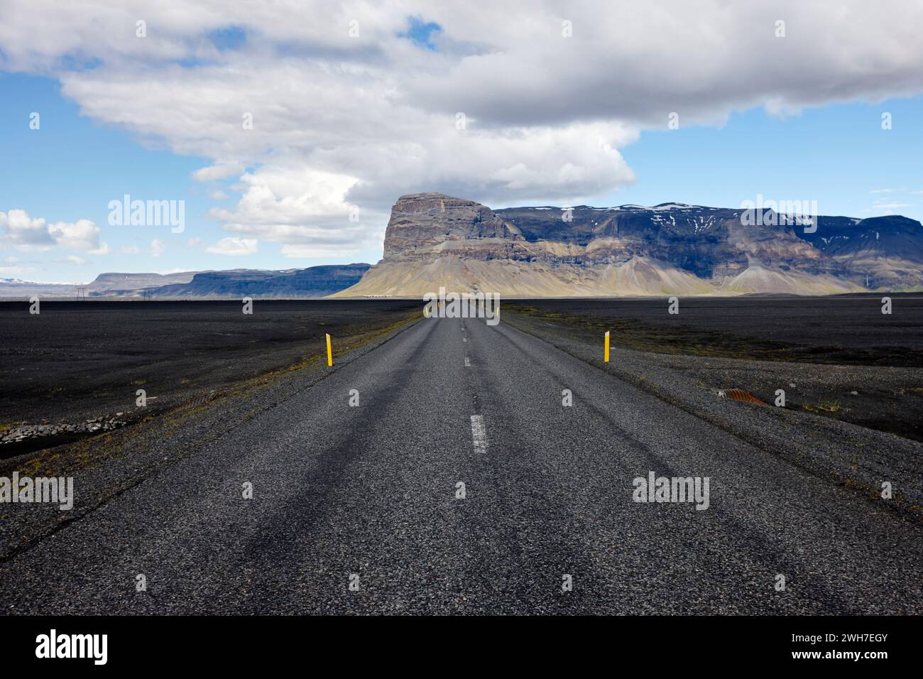Route 1 tangenziale islandese che attraversa Myrdalssandur appartamenti di sabbia aperta strada vuota Islanda Foto Stock