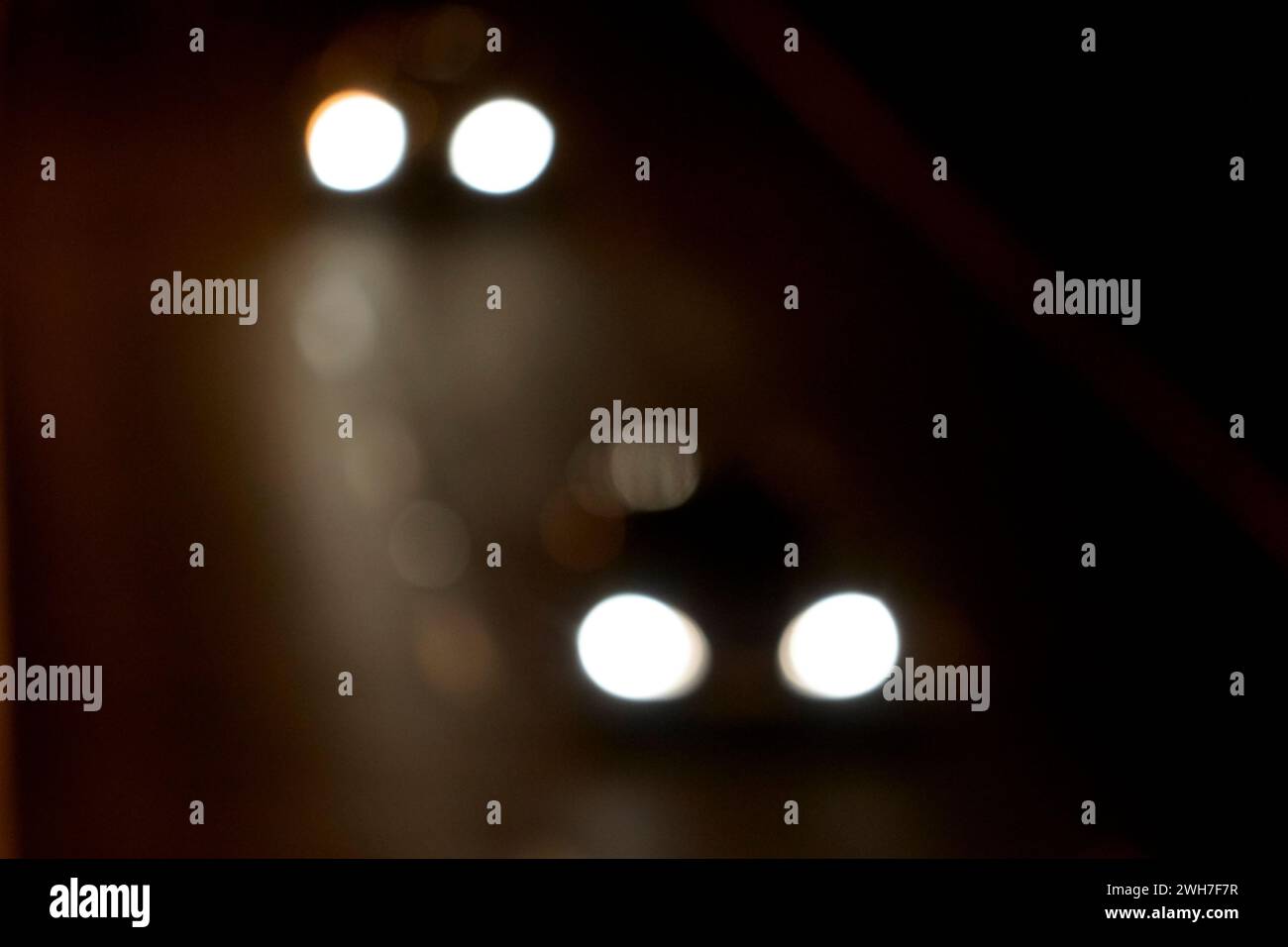 fari dell'auto dopo i fari dell'auto che percorrono l'autostrada di notte immagine sfocata concettuale Foto Stock