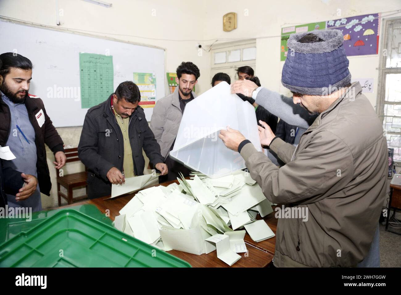 Islamabad, Pakistan. 8 febbraio 2024. I funzionari elettorali contano i voti a Islamabad, capitale del Pakistan, l'8 febbraio 2024. Il processo di voto nelle elezioni parlamentari in Pakistan si è concluso giovedì sera e il conteggio delle schede è iniziato, ha detto una dichiarazione della Commissione elettorale pakistana (ECP). Crediti: Ahmad Kamal/Xinhua/Alamy Live News Foto Stock