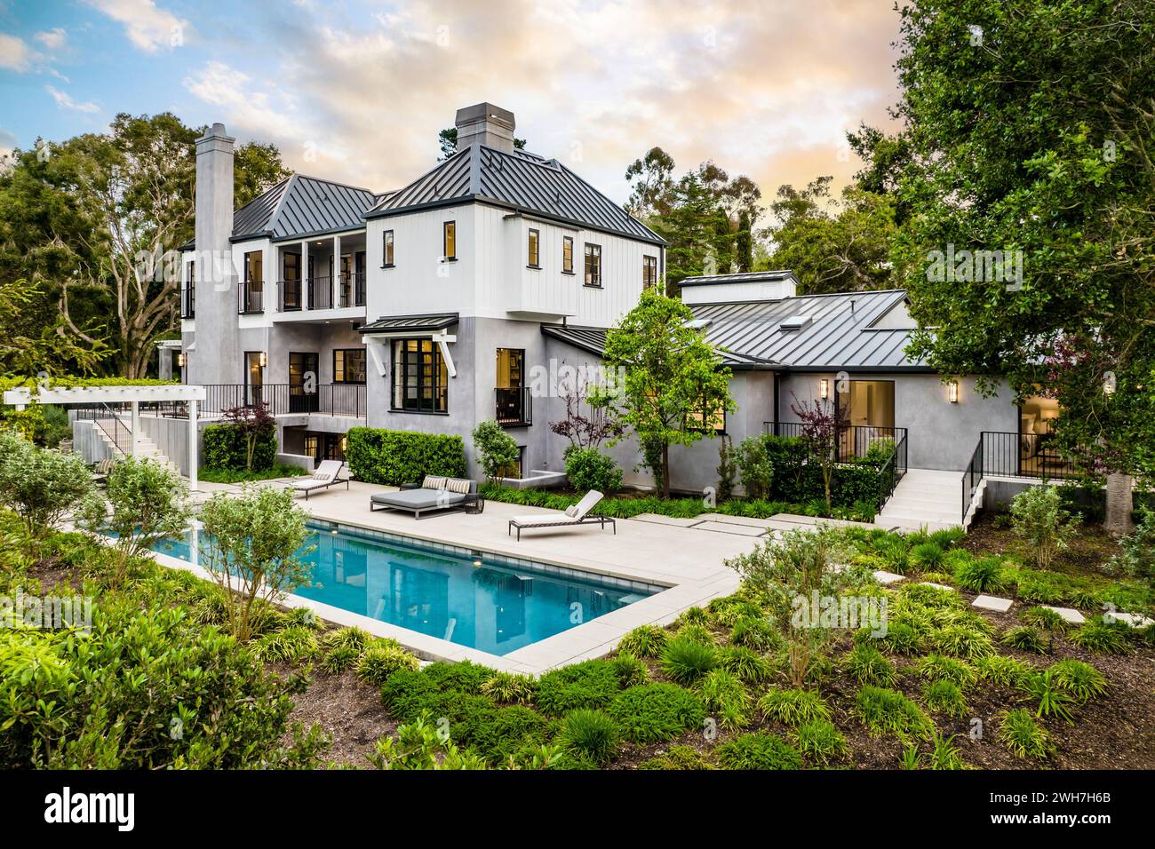 Una lussuosa casa moderna con una splendida piscina coperta nel suo cuore Foto Stock