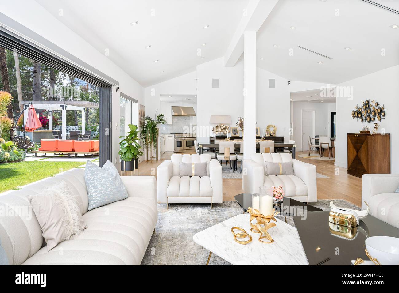 Alcuni divani bianchi e ampie finestre offrono vedute panoramiche in un elegante soggiorno Foto Stock