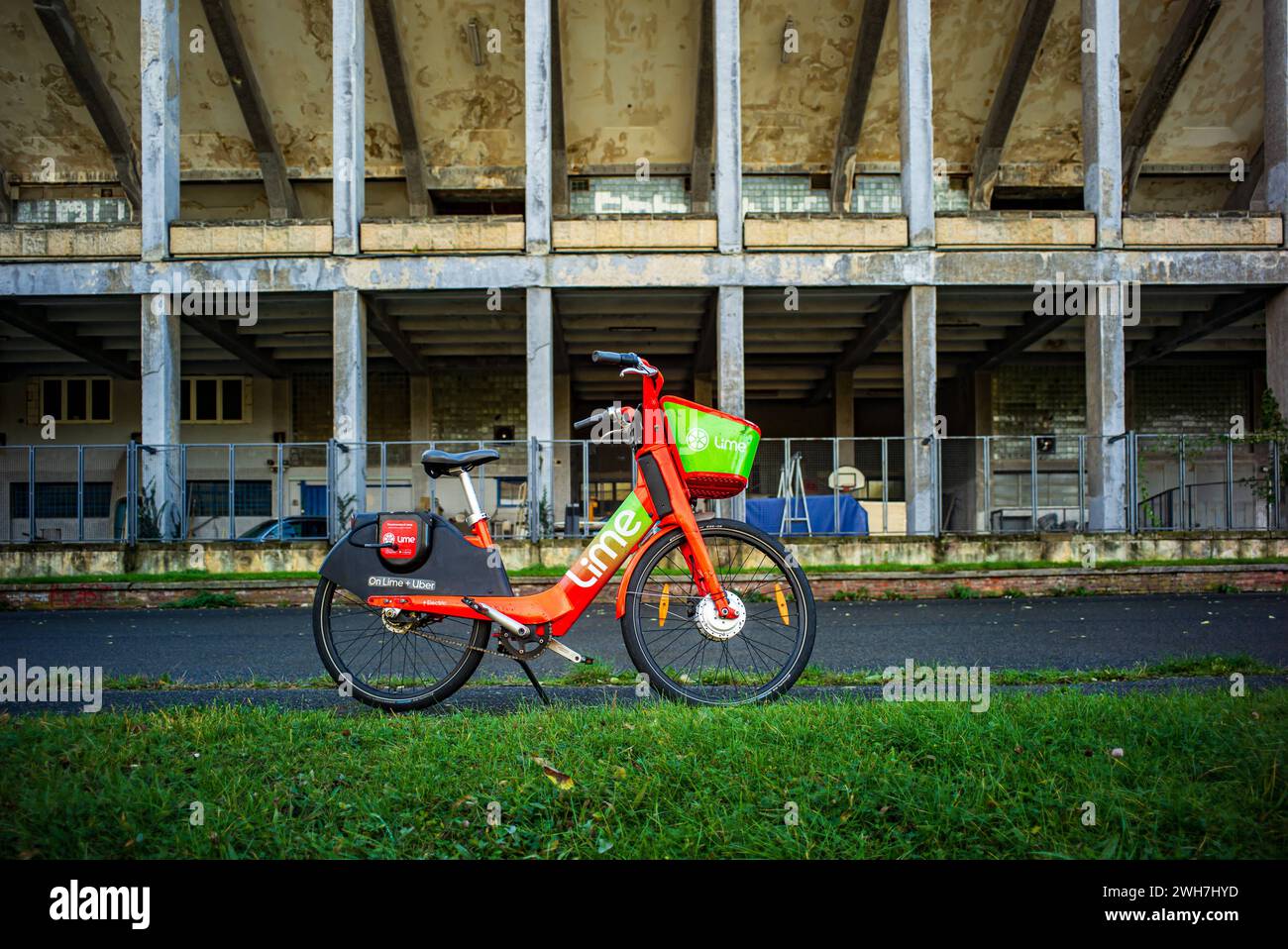 Praha, Repubblica Ceca, 28 ottobre 2023, noleggio bici di calce di fronte allo stadio strahov *** Praha, Tschechische Republik, 28. Oktober 2023, Kalkmietfahrrad vor dem Strahov-Stadion Copyright: XWolfgangxSimlingerx Foto Stock