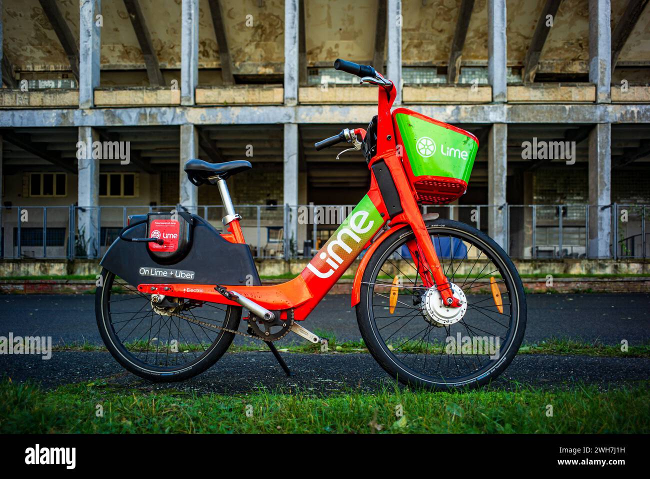 Praha, Repubblica Ceca, 28 ottobre 2023, noleggio bici di calce di fronte allo stadio strahov *** Praha, Tschechische Republik, 28. Oktober 2023, Kalkmietfahrrad vor dem Strahov-Stadion Copyright: XWolfgangxSimlingerx Foto Stock