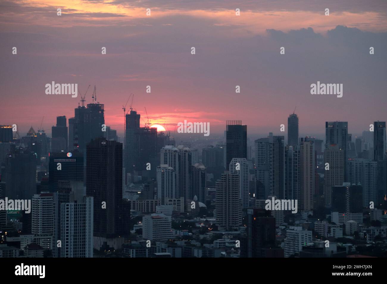 Tramonto sullo skyline di Bangkok, Phra Khanong, Bangkok, Thailandia Foto Stock