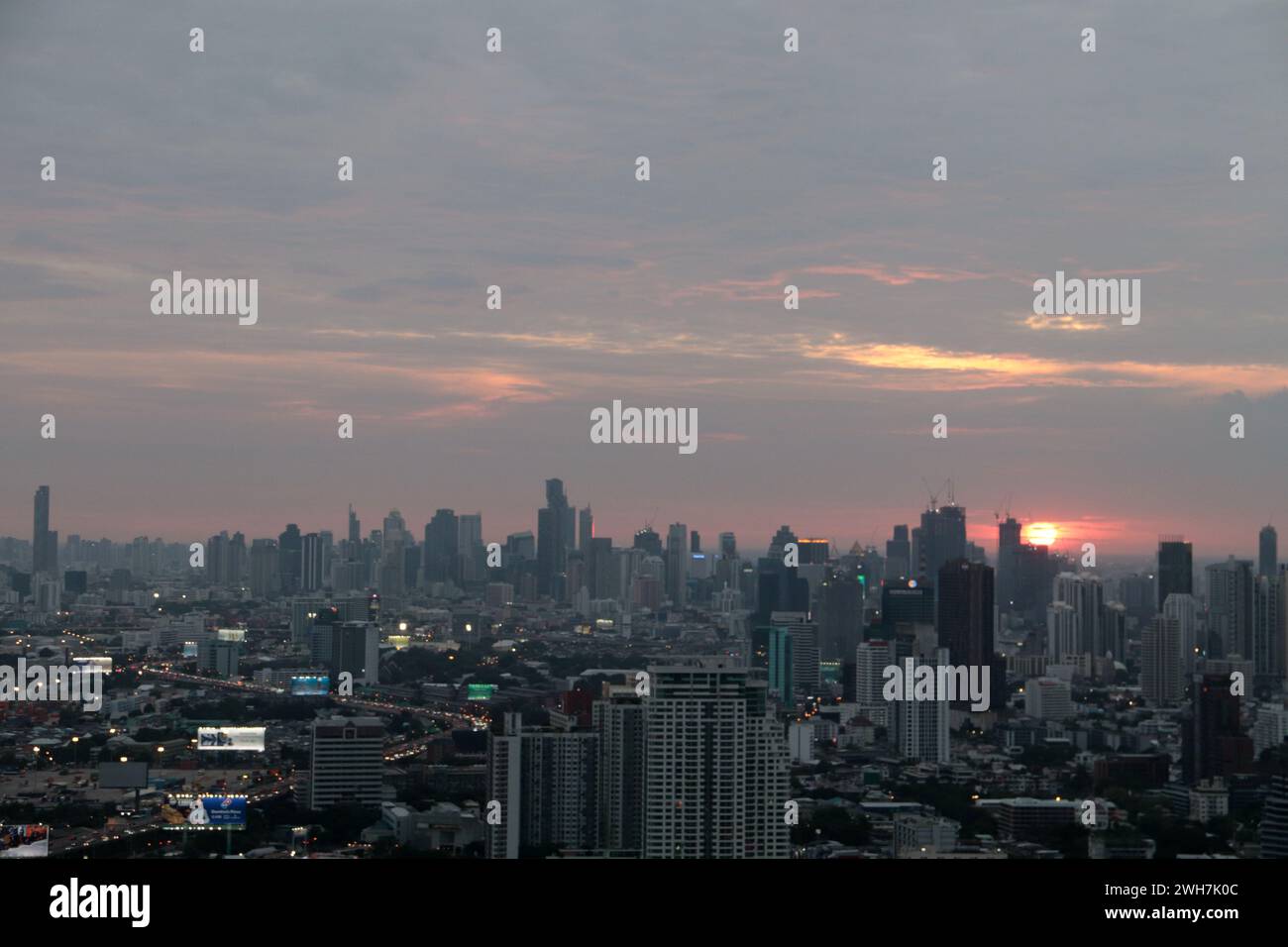 Tramonto sullo skyline di Bangkok, Phra Khanong, Bangkok, Thailandia Foto Stock