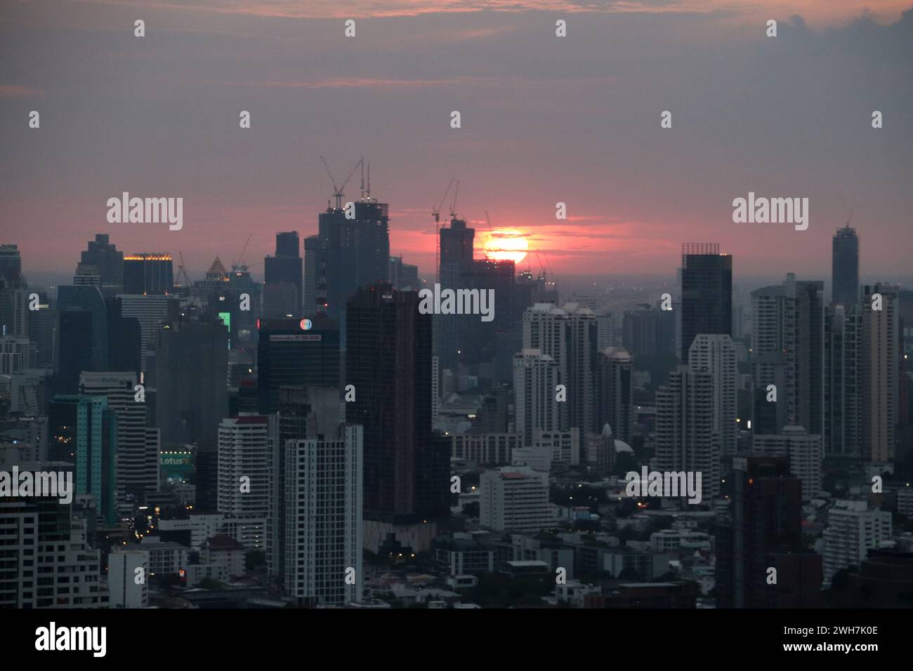Tramonto sullo skyline di Bangkok, Phra Khanong, Bangkok, Thailandia Foto Stock
