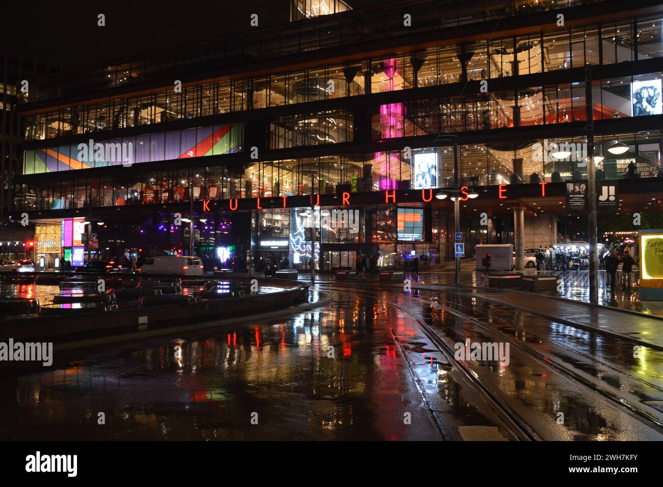 Stockolm, Svezia - 3 novembre 2023 - Kulturhuset (Casa della Cultura) in una notte piovosa. (Foto di Markku Rainer Peltonen) Foto Stock
