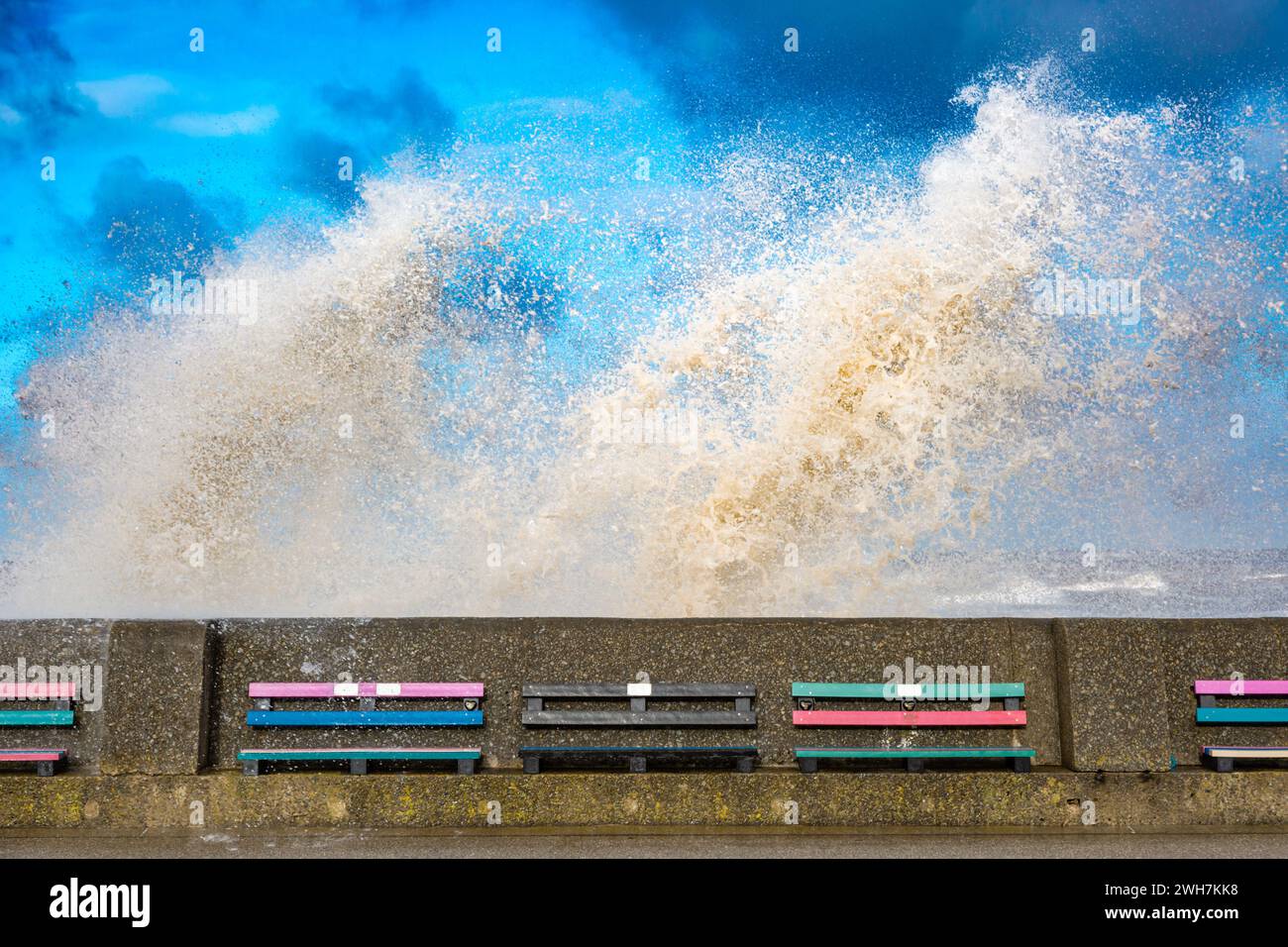 Onde che si infrangono, passeggiata sul lungomare, New Brighton, Wirral, Regno Unito Foto Stock