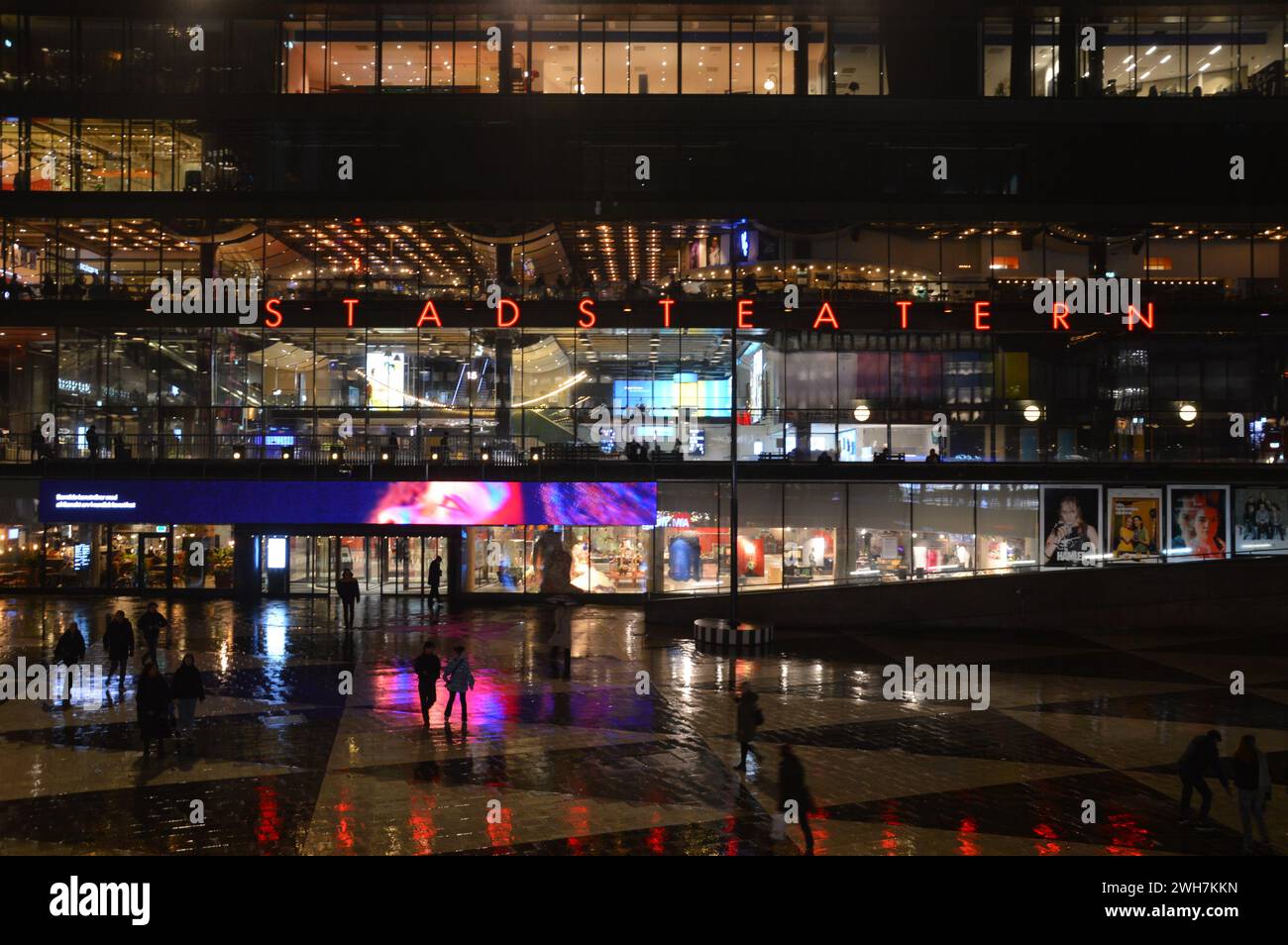 Stockolm, Svezia - 3 novembre 2023 - Kulturhuset (Casa della Cultura) in una notte piovosa. (Foto di Markku Rainer Peltonen) Foto Stock