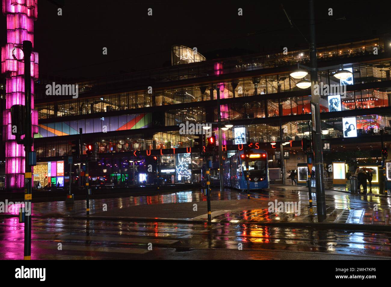 Stockolm, Svezia - 3 novembre 2023 - Kulturhuset (Casa della Cultura) in una notte piovosa. (Foto di Markku Rainer Peltonen) Foto Stock