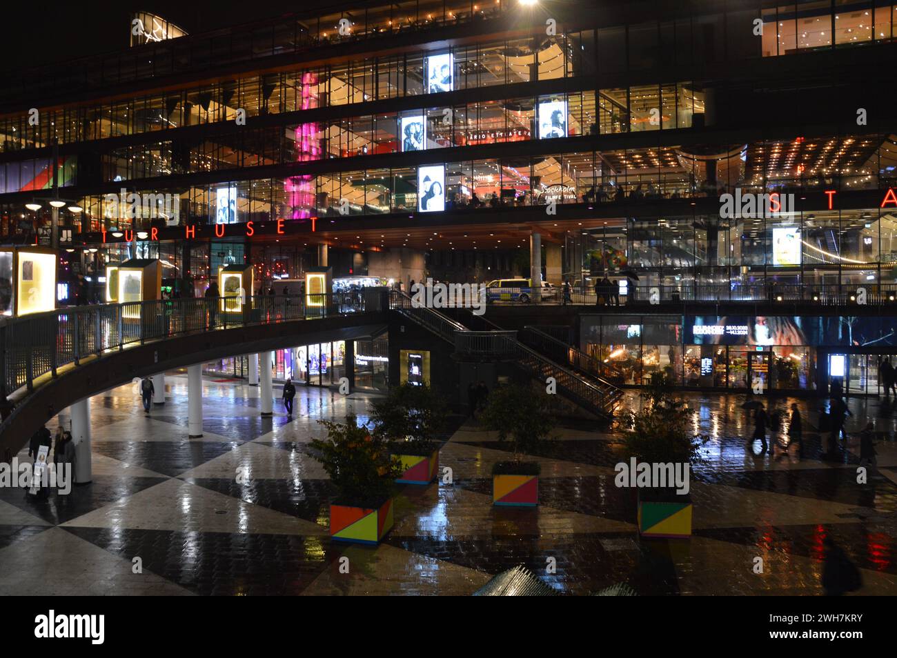 Stockolm, Svezia - 3 novembre 2023 - Kulturhuset (Casa della Cultura) in una notte piovosa. (Foto di Markku Rainer Peltonen) Foto Stock