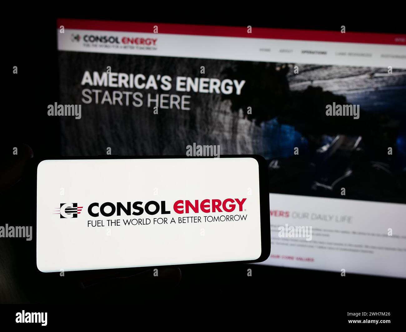 Persona con smartphone con logo della società mineraria statunitense CONSOL Energy Inc. Davanti al sito Web. Mettere a fuoco il display del telefono. Foto Stock