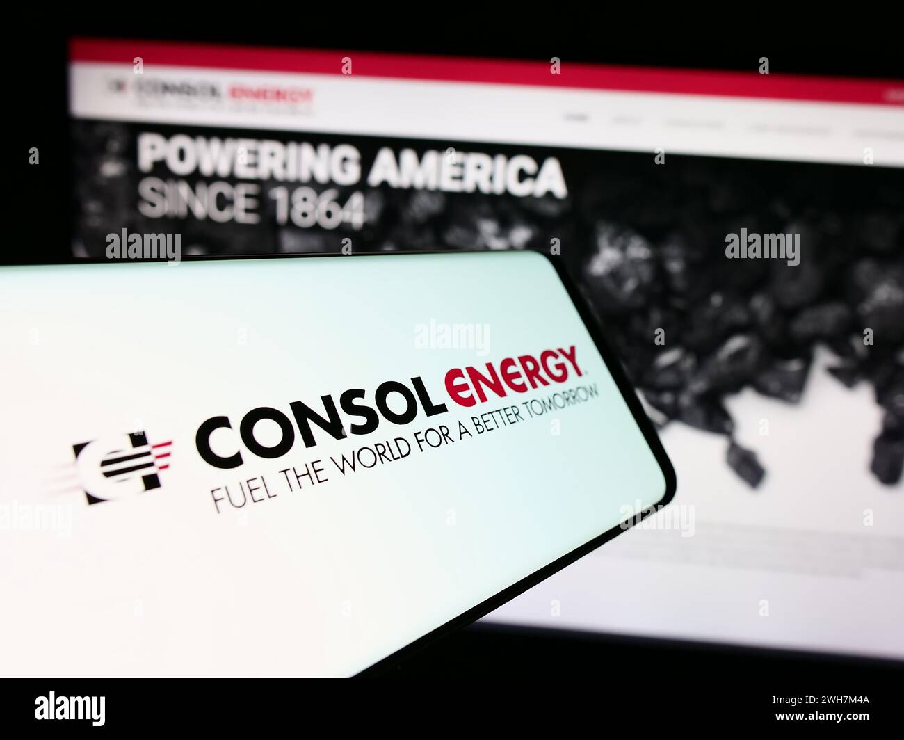 Smartphone con logo della società mineraria americana CONSOL Energy Inc. Davanti al sito Web aziendale. Messa a fuoco al centro del display del telefono. Foto Stock