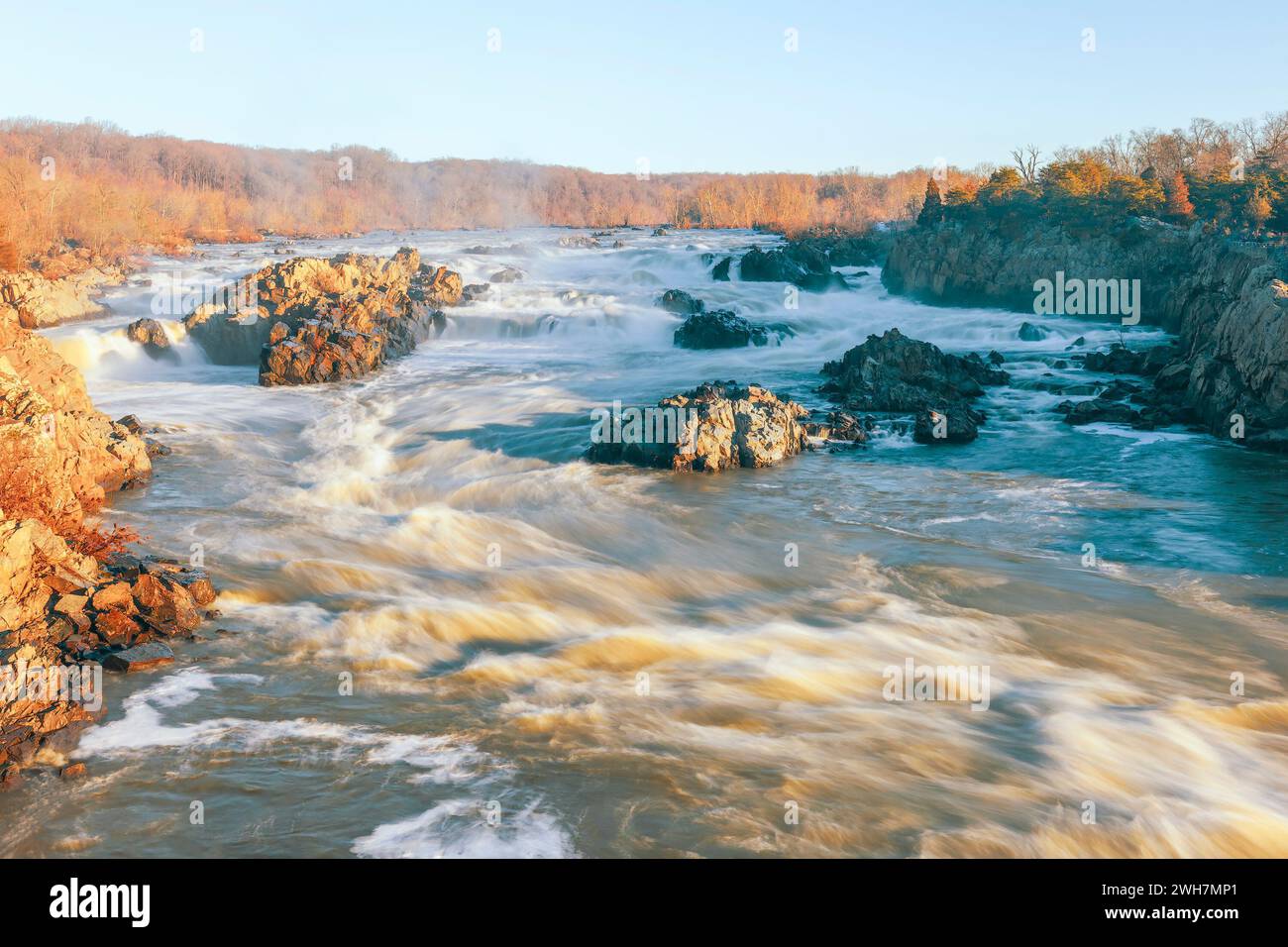 Vista delle grandi cascate del fiume Potomac in una mattina d'inverno. Parco nazionale di Great Falls. Virginia. STATI UNITI Foto Stock